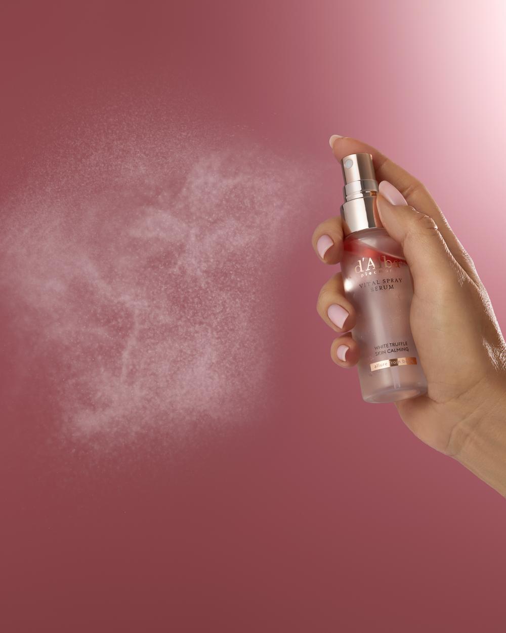 Предметная съёмка товара в руках модели