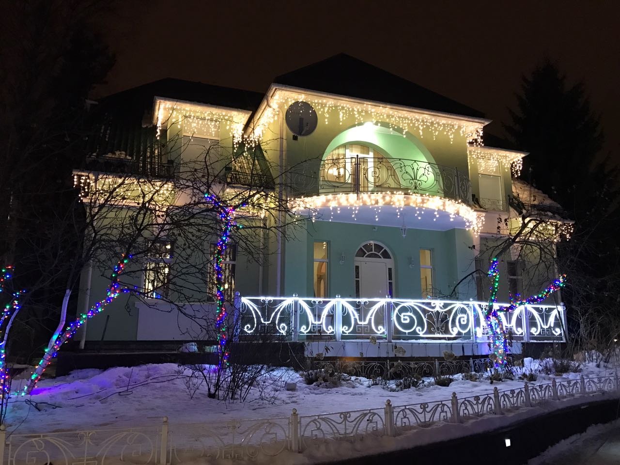 световое украшение фасадов загородных домов