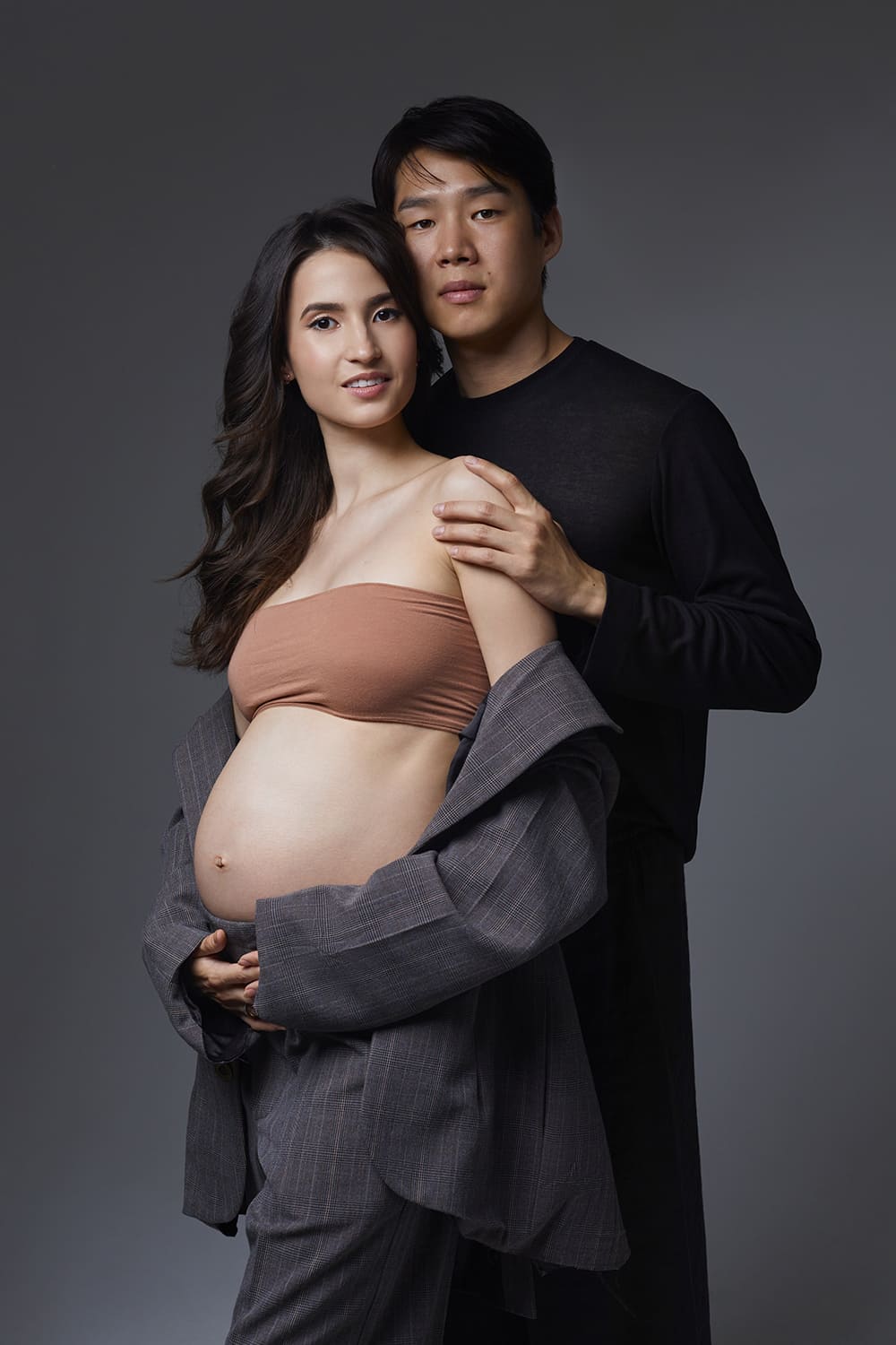 Студийная фотосессия беременной с мужем