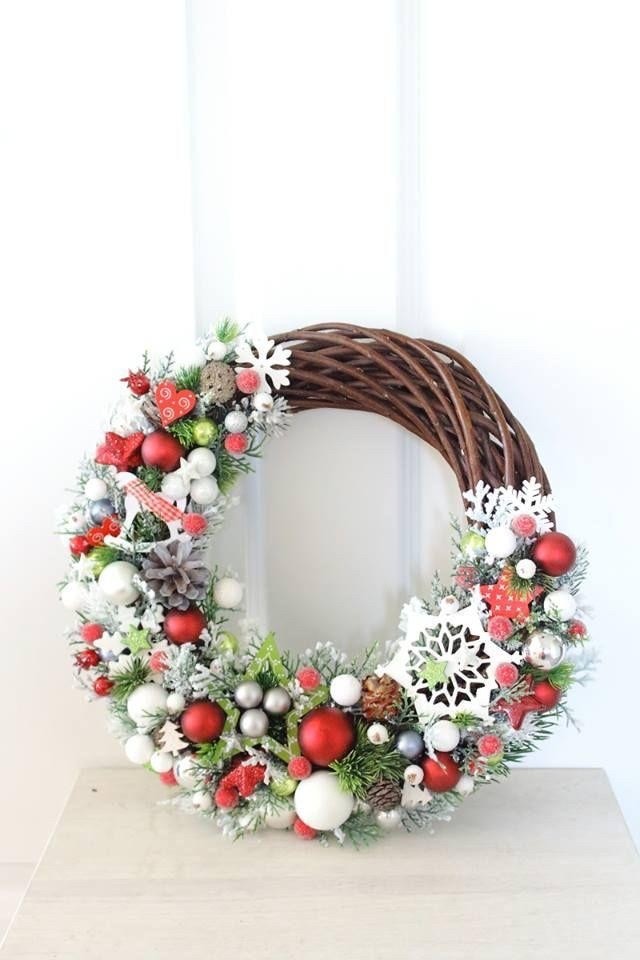 Новогодний венок из виноградной лозы с декором
