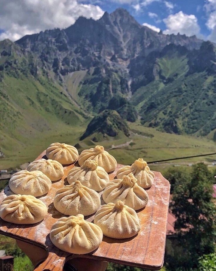 ГРУЗИНСКАЯ КУХНЯ: хачапури по-аджарски и хинкали ручной работы