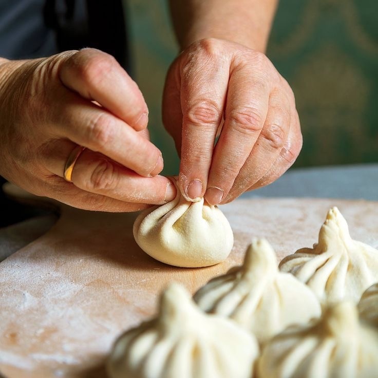 ГРУЗИНСКАЯ КУХНЯ: хачапури по-аджарски и хинкали ручной работы