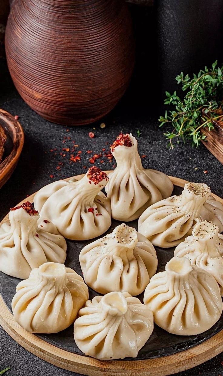 ГРУЗИНСКАЯ КУХНЯ: хачапури по-аджарски и хинкали ручной работы