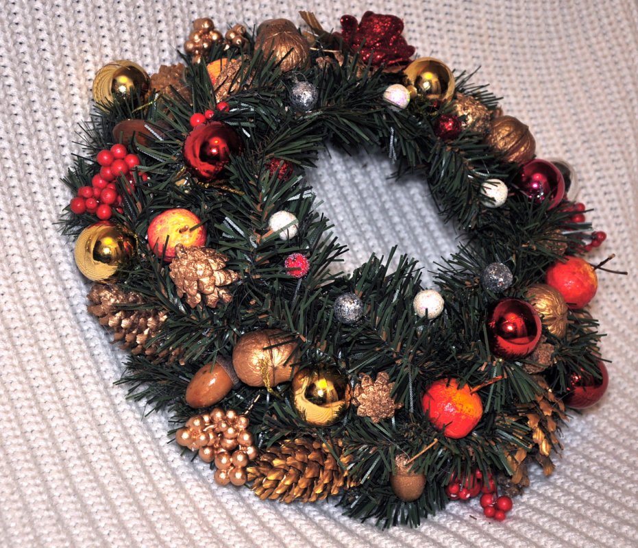 Новогодний венок из искусственной ели