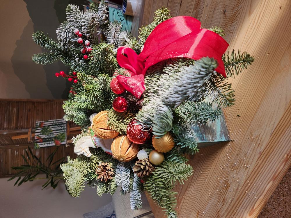 Новогодняя композиция в деревянном кашпо из живой ели