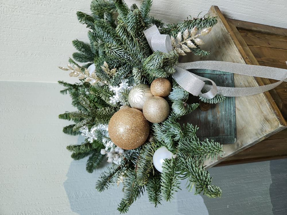 Новогодняя композиция в деревянном кашпо из живой ели