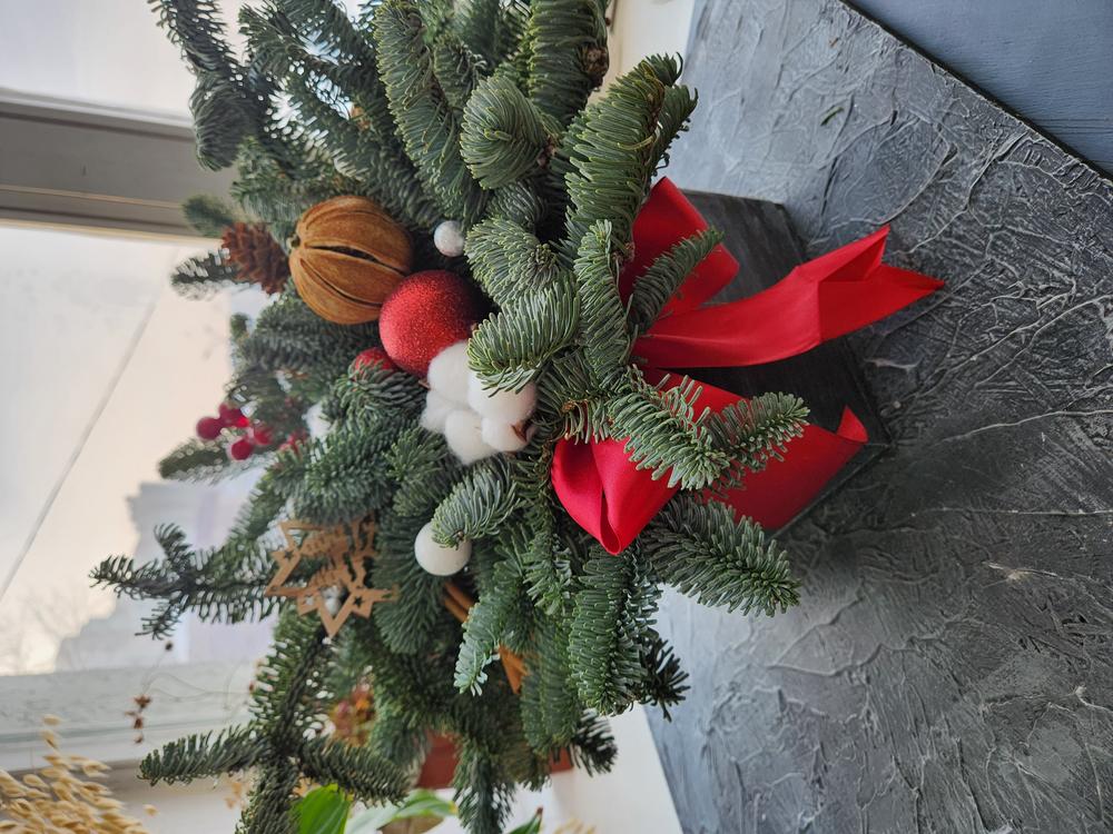 Новогодняя композиция в деревянном кашпо из живой ели