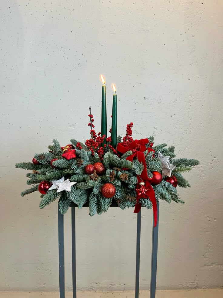 Новогодний мастер-класс  КОМПОЗИЦИЯ ИЗ ГОЛУБОЙ ЕЛИ  с античными свечами и праздничным декором    