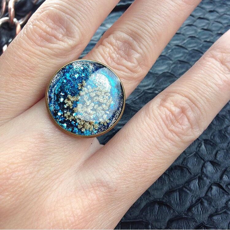 Украшения из сухоцветов и ювелирной смолы