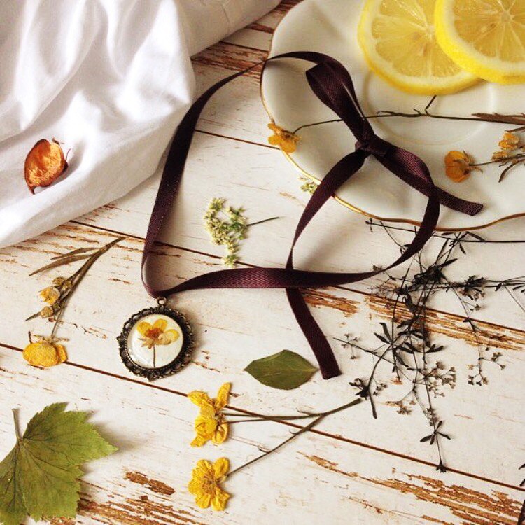 Украшения из сухоцветов и ювелирной смолы