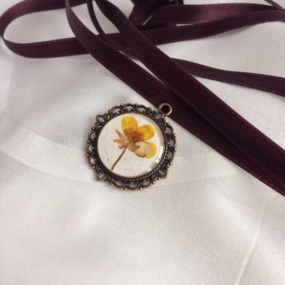 Украшения из сухоцветов и ювелирной смолы