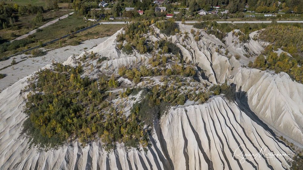 Террикон и озеро Румму ( Rummu aherainemägi ja järv / Rummu spoil tip and lake)