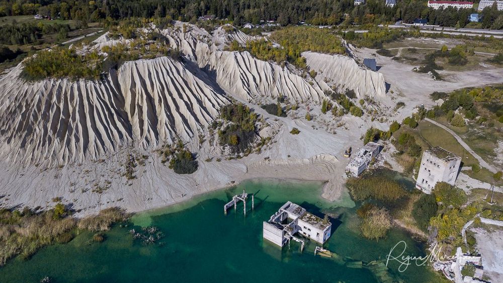 Террикон и озеро Румму ( Rummu aherainemägi ja järv / Rummu spoil tip and lake)