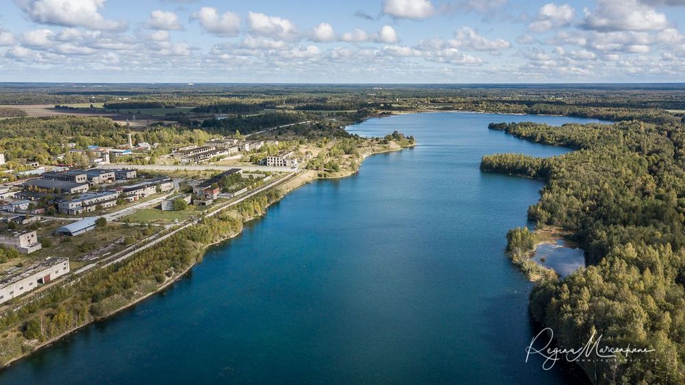 Террикон и озеро Румму ( Rummu aherainemägi ja järv / Rummu spoil tip and lake)