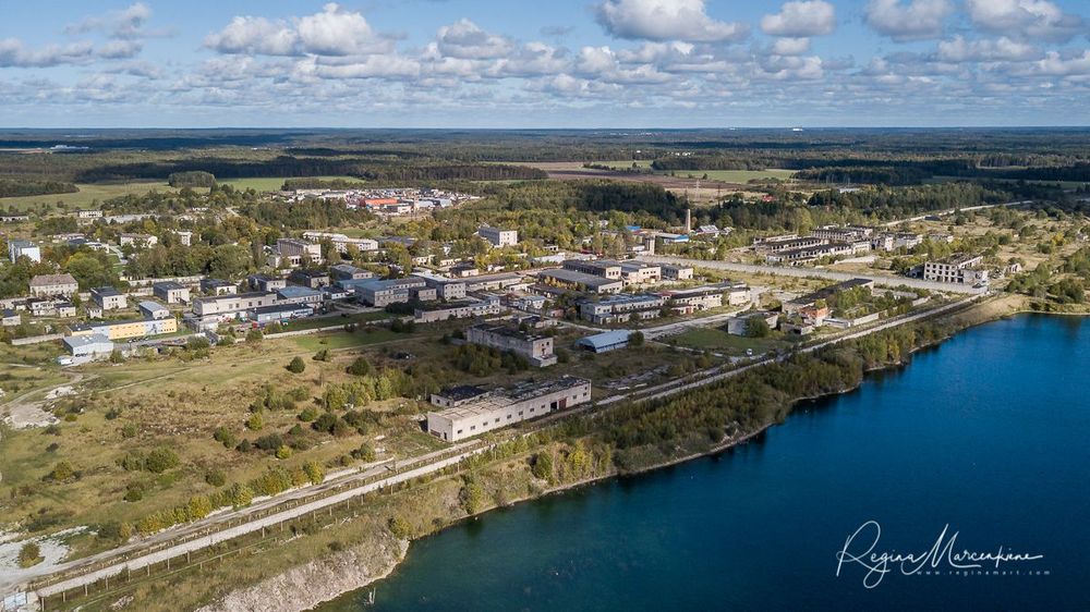 Террикон и озеро Румму ( Rummu aherainemägi ja järv / Rummu spoil tip and lake)