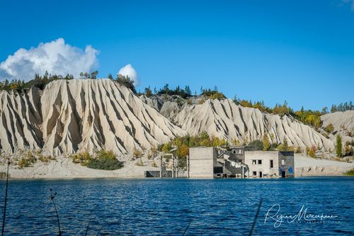 Террикон и озеро Румму ( Rummu aherainemägi ja järv / Rummu spoil tip and lake)