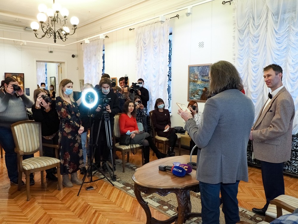 Никас Сафронов в Оренбурге выставка картин художественные товары 