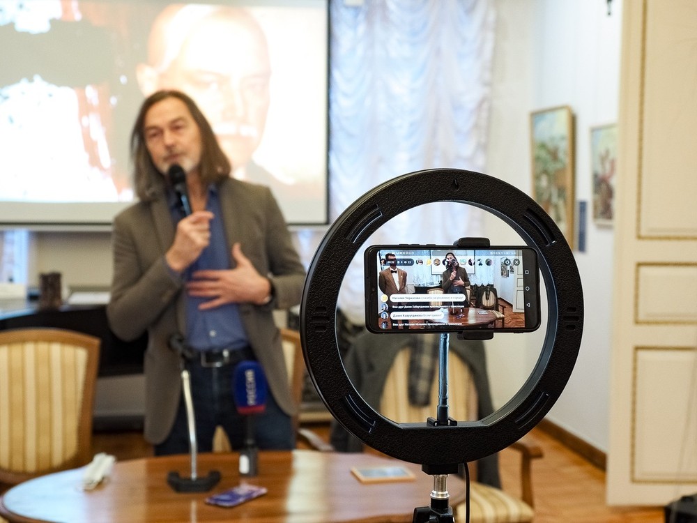 Никас Сафронов в Оренбурге выставка картин художественные товары 