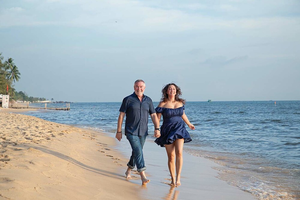 beach couple photoshoot dress What to Wear for your Couples Portrait Beach Session - Hawaii Photographer